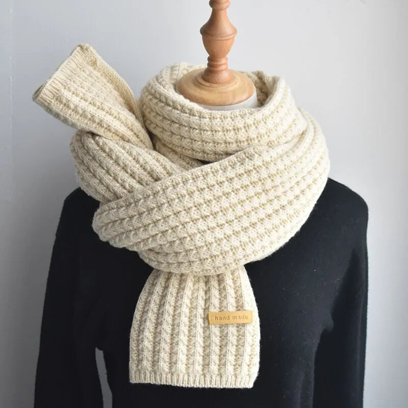 Strickschal aus Wolle mit dicker Struktur und großzügiger Länge