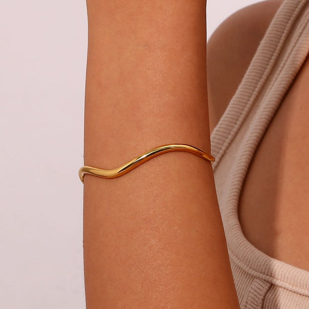 WW Sommerliche Strandwellen | Minimalistisch Wellenform Wasserdichter Wellen-Armreif aus Edelstahl für Damen