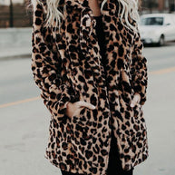 WW - Damen Leoprint Kunstpelzjacke für einen mutigen, stilvollen Look