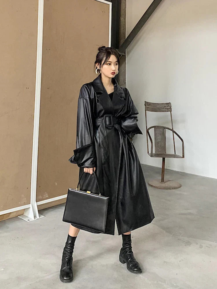 WW | Lautaro Lang Übergrößen Leder Trenchcoat für Frauen Lange Ärmel Revers Lose Passform Herbst Stilvolles Schwarzes Damenbekleidung Streetwear