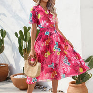 Plisseekleid mit Blumenmuster und Gürtel | Stilvolle Wickeloptik und kurze Ärmel