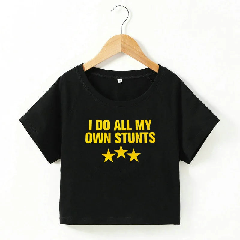 W&W Mode | Cropped T-Shirt mit "I do all my own stunts" Druck für Frauen