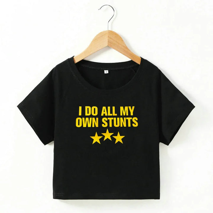 W&W Mode | Cropped T-Shirt mit "I do all my own stunts" Druck für Frauen