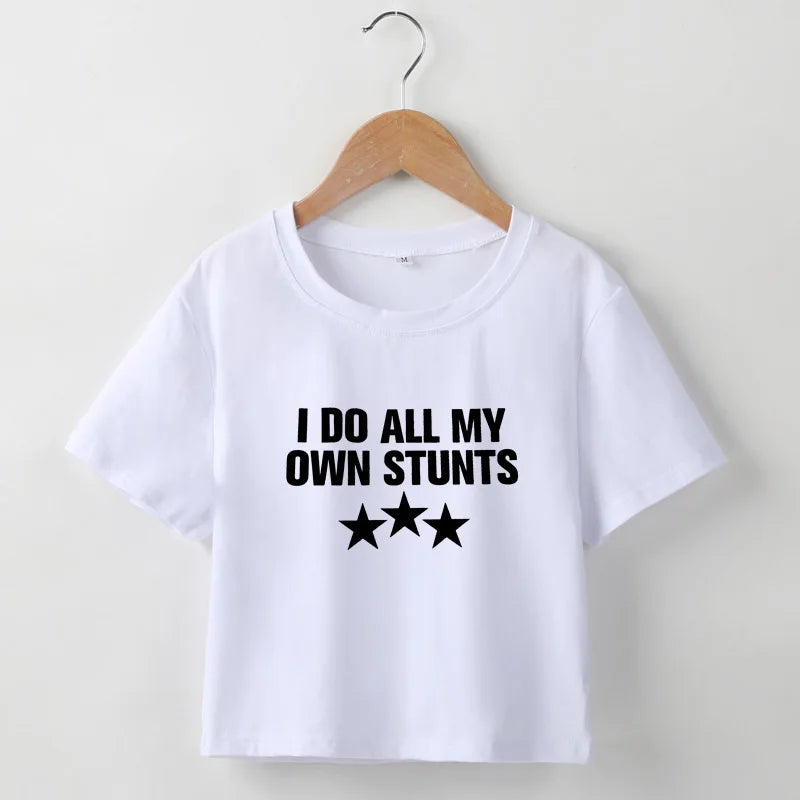 W&W Mode | Cropped T-Shirt mit "I do all my own stunts" Druck für Frauen