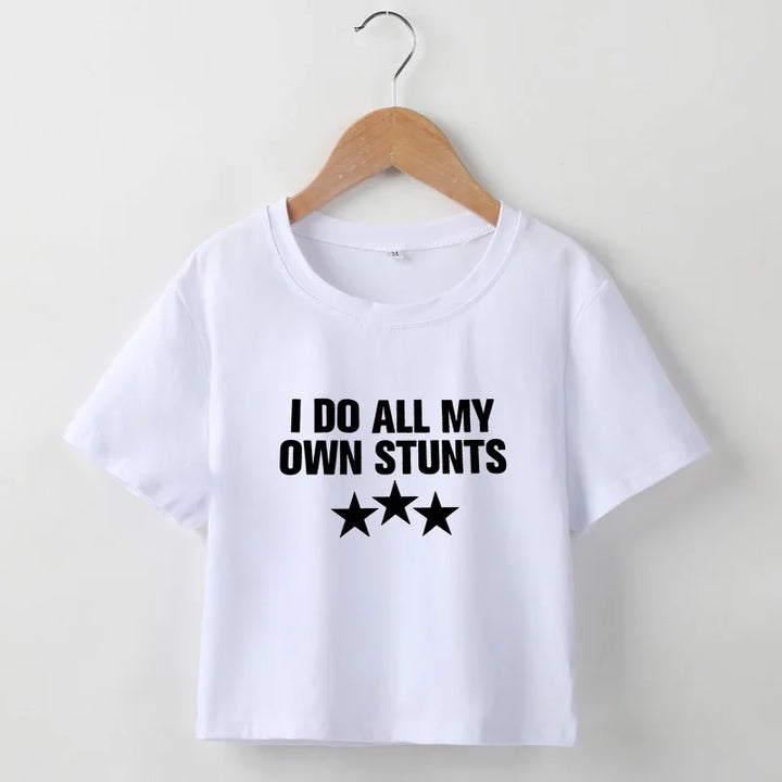 W&W Mode | Cropped T-Shirt mit "I do all my own stunts" Druck für Frauen