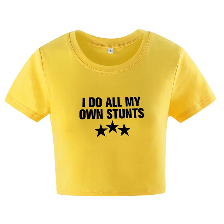 W&W Mode | Cropped T-Shirt mit "I do all my own stunts" Druck für Frauen