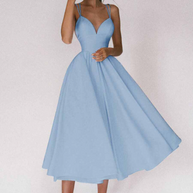 Modernes Kleid mit V-Ausschnitt und Trägern