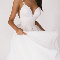 Modernes Kleid mit V-Ausschnitt und Trägern