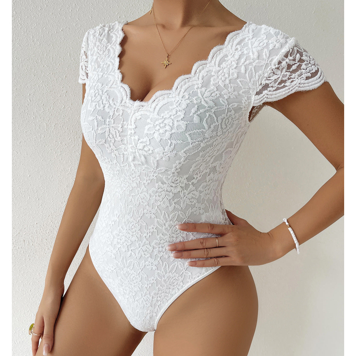 WW | Fit V-ausschnitt Spitzenbodysuit Atmungsaktives Stretchmaterial Elegante Ganzjahresbekleidung
