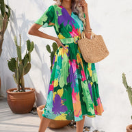 Plisseekleid mit Blumenmuster und Gürtel | Stilvolle Wickeloptik und kurze Ärmel