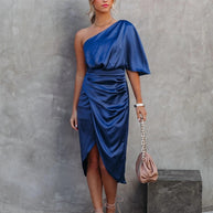 WW | Elegantes Satin One-Shoulder Kleid