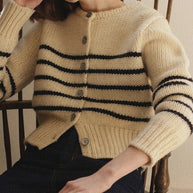 Gestreifter Strick-Cardi-Mantel