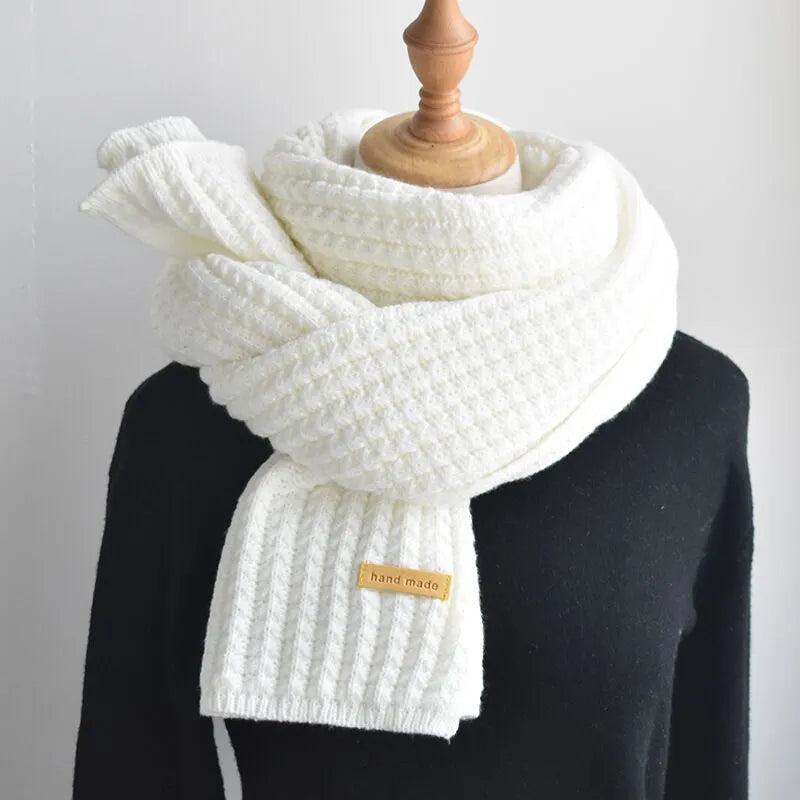 Strickschal aus Wolle mit dicker Struktur und großzügiger Länge