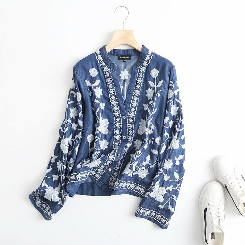 Damen-Bluse mit Blumenstickerei und durchgehender Knopfleiste