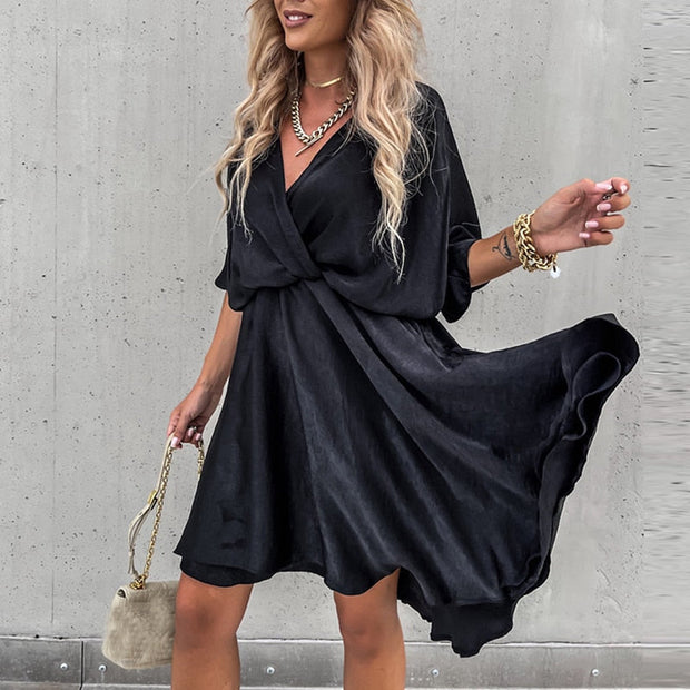 WW - Satin-Kleid mit V-Ausschnitt und kurzen Ärmeln