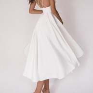 Modernes Kleid mit V-Ausschnitt und Trägern