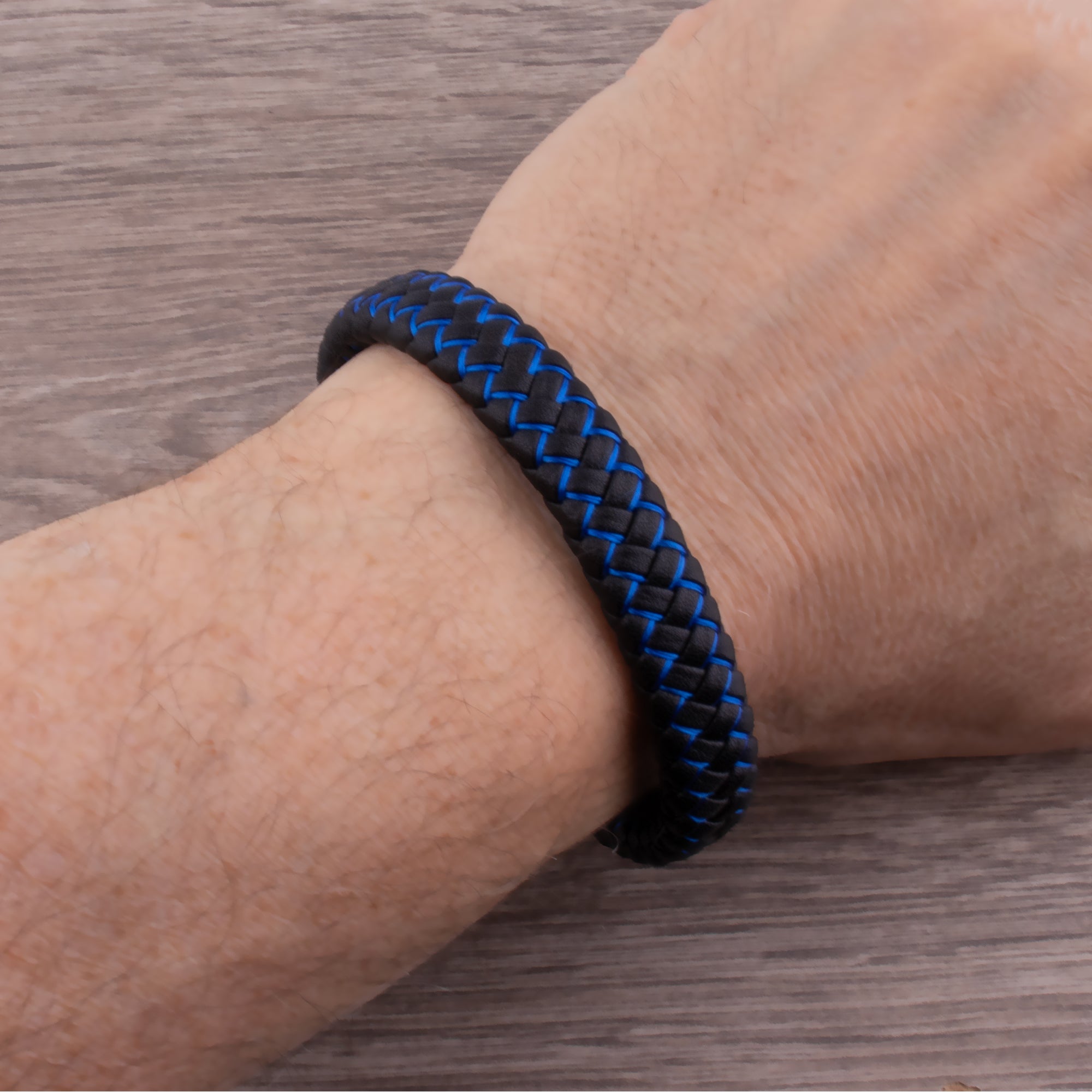 WW | Coole Lederarmband mit Schwarz und Blau Detail