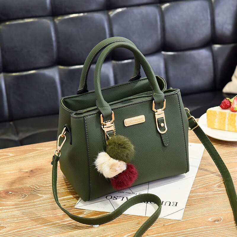 W&W Mode Damen-Tasche | Lederhandtasche mit 3 weichen Plüschbällen