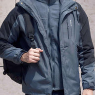 WW | Wind- und wasserdichte Wanderjacke mit Kapuze, Taschen und doppeltem Reißverschluss und Knopfverschluss