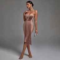 Trägerloses, figurbetontes Bandagekleid mit Fransen und Quasten