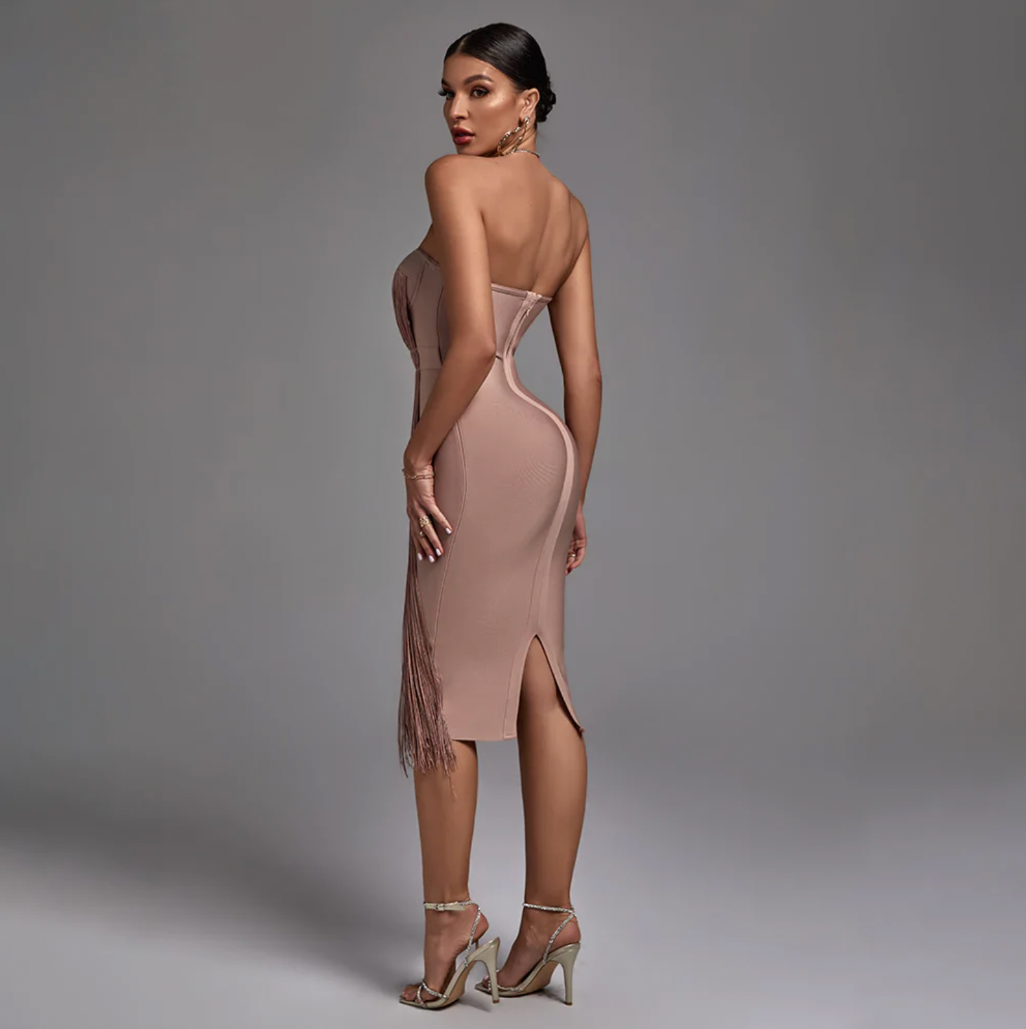 Trägerloses, figurbetontes Bandagekleid mit Fransen und Quasten