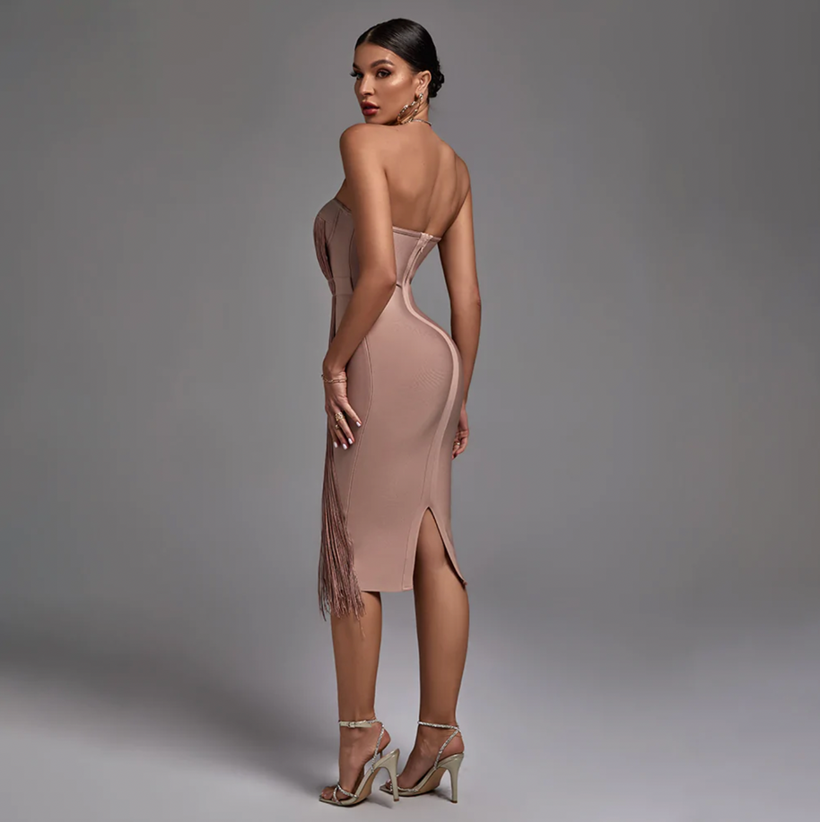 Trägerloses, figurbetontes Bandagekleid mit Fransen und Quasten