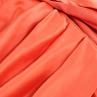 Satin-Minikleid mit seitlicher Schleppe