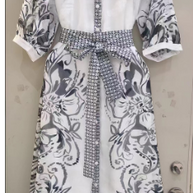 Langärmeliges Hemdkleid aus Leinen mit Knopfleiste