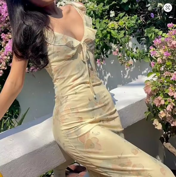 Damen Maxikleid mit zartem Blumenmuster und femininem Rüschendesign WW