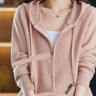 – Einfarbiger rosa Hoodie