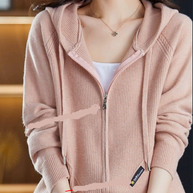 – Einfarbiger rosa Hoodie