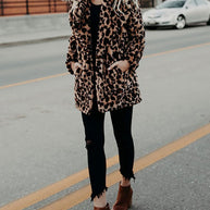 WW - Damen Leoprint Kunstpelzjacke für einen mutigen, stilvollen Look