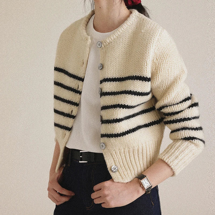 Gestreifter Strick-Cardi-Mantel