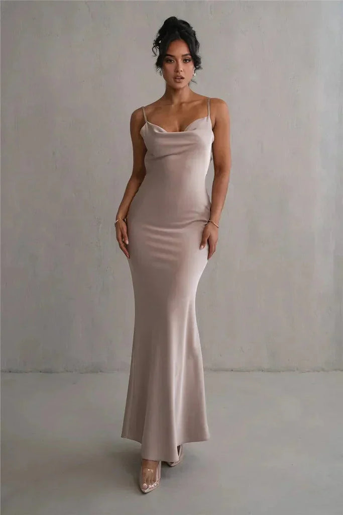 WW | Elegantes Rückenfreies Satin Maxikleid Mit Blumenapplikationen