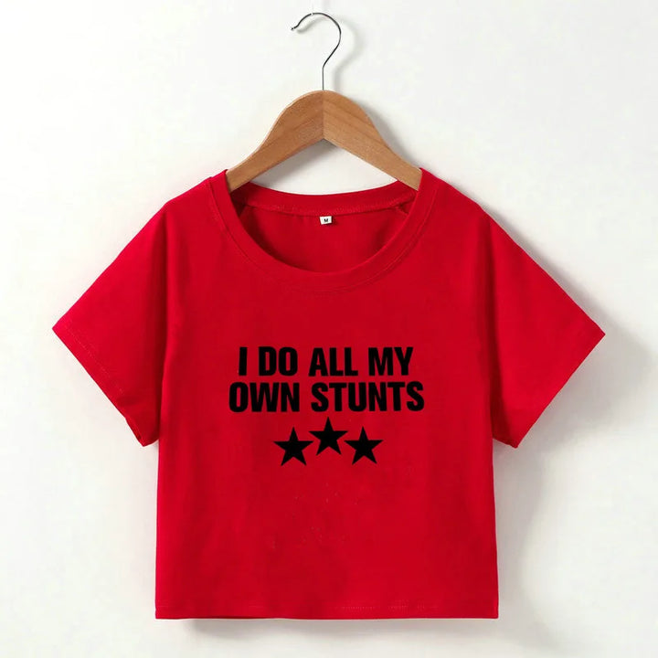 W&W Mode | Cropped T-Shirt mit "I do all my own stunts" Druck für Frauen