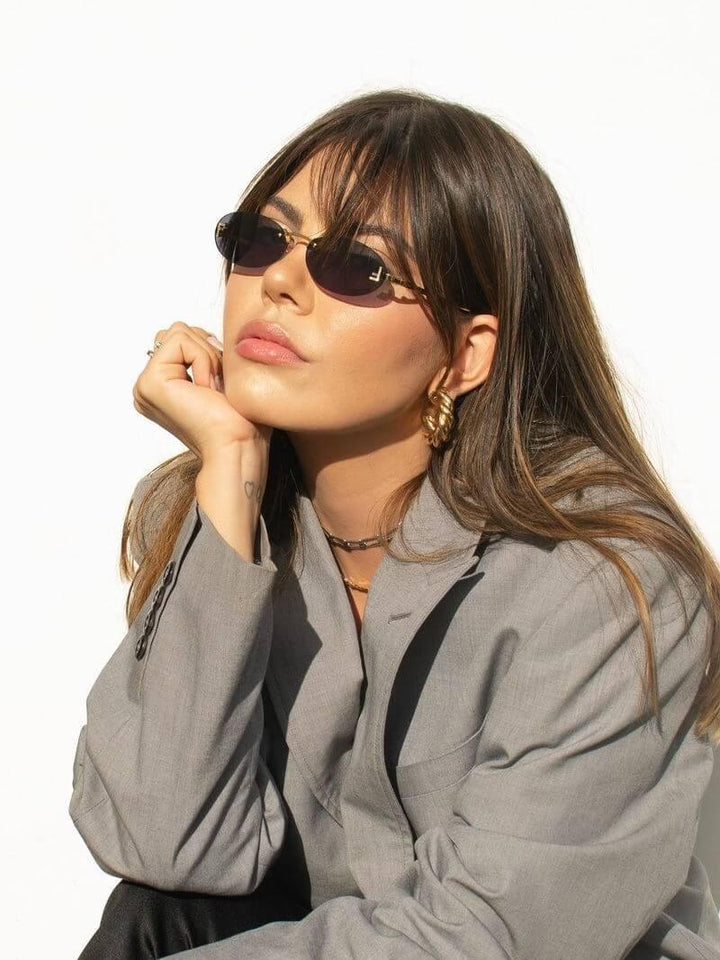 W&W Mode | Ovale Sonnenbrille Mit Goldenen Akzenten Und Subtilen Steinen