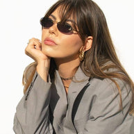 WW | Ovale Sonnenbrille Mit Goldenen Akzenten Und Subtilen Steinen