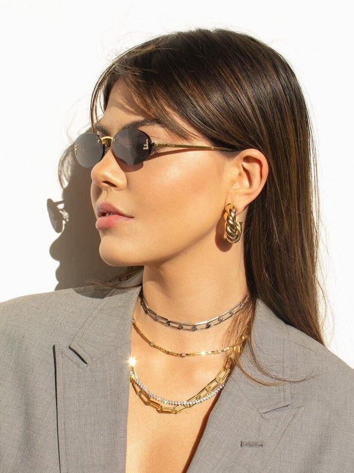 W&W Mode | Ovale Sonnenbrille Mit Goldenen Akzenten Und Subtilen Steinen