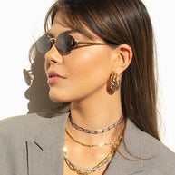 WW | Ovale Sonnenbrille Mit Goldenen Akzenten Und Subtilen Steinen