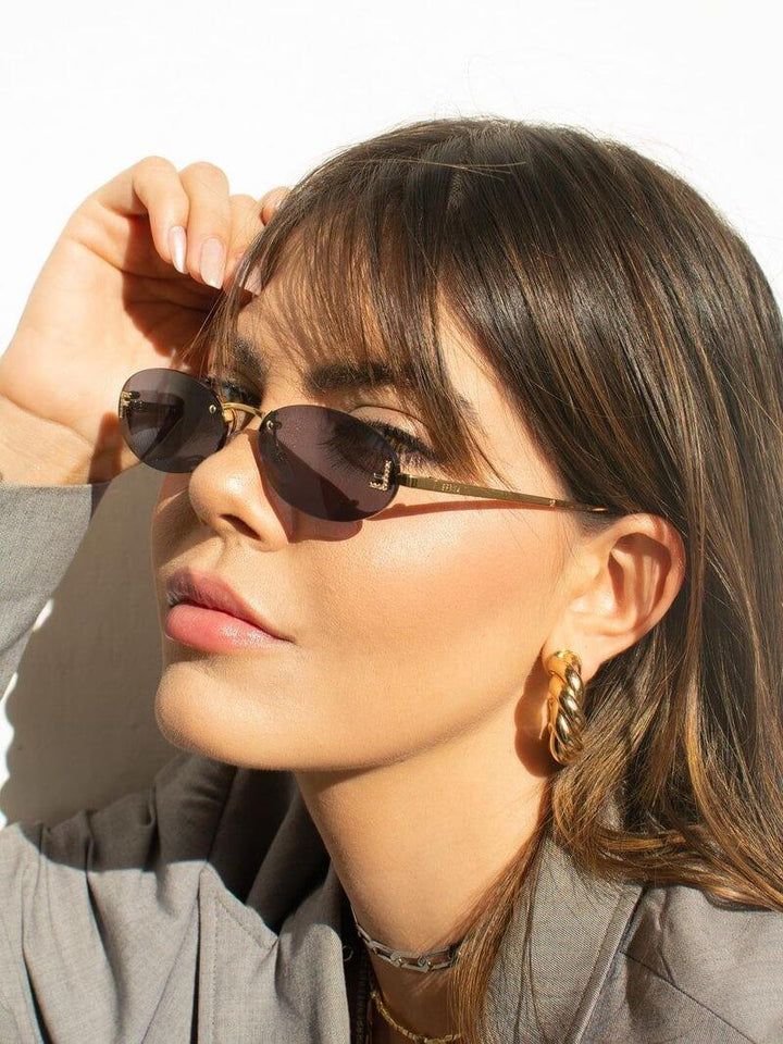 W&W Mode | Ovale Sonnenbrille Mit Goldenen Akzenten Und Subtilen Steinen