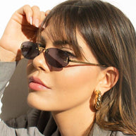 WW | Ovale Sonnenbrille Mit Goldenen Akzenten Und Subtilen Steinen