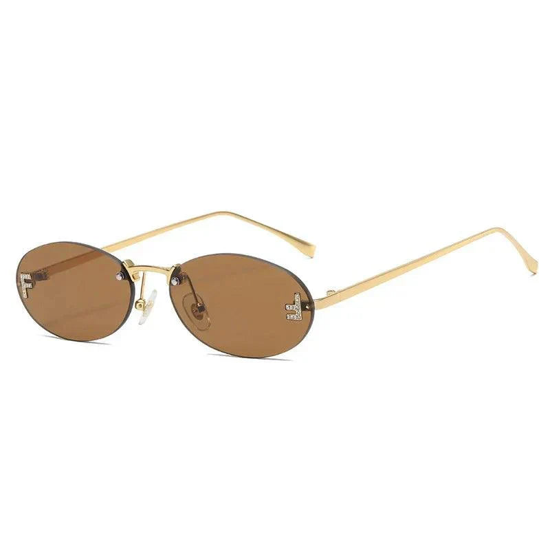 W&W Mode | Ovale Sonnenbrille Mit Goldenen Akzenten Und Subtilen Steinen
