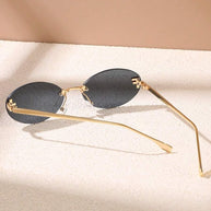 WW | Ovale Sonnenbrille Mit Goldenen Akzenten Und Subtilen Steinen