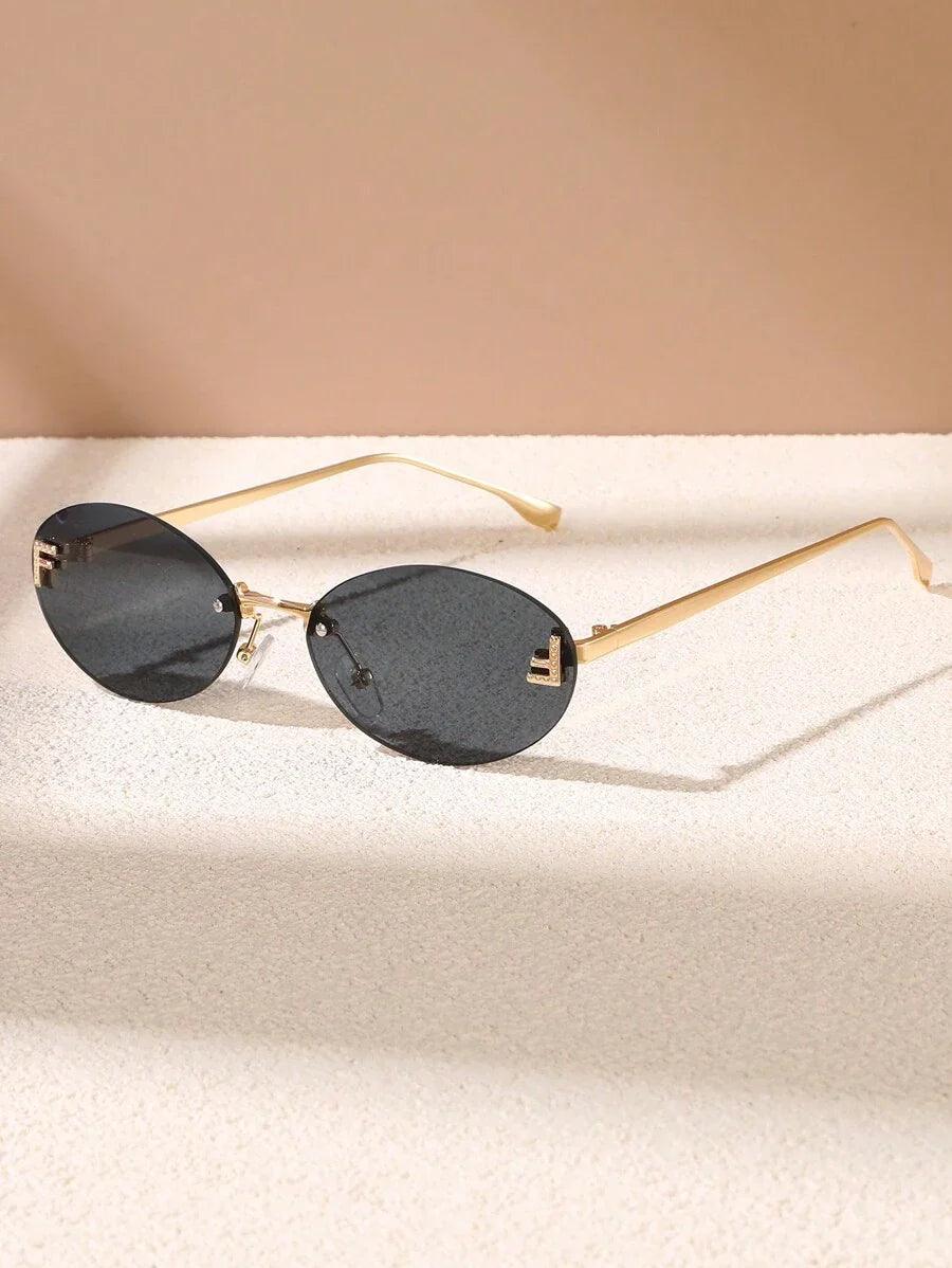 WW | Ovale Sonnenbrille Mit Goldenen Akzenten Und Subtilen Steinen