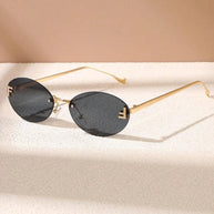 WW | Ovale Sonnenbrille Mit Goldenen Akzenten Und Subtilen Steinen