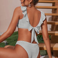 WW - Bikini-Set mit Rüschen und nautischen Streifen | Verspieltes Bikini-Set mit gestreiften Rüschen
