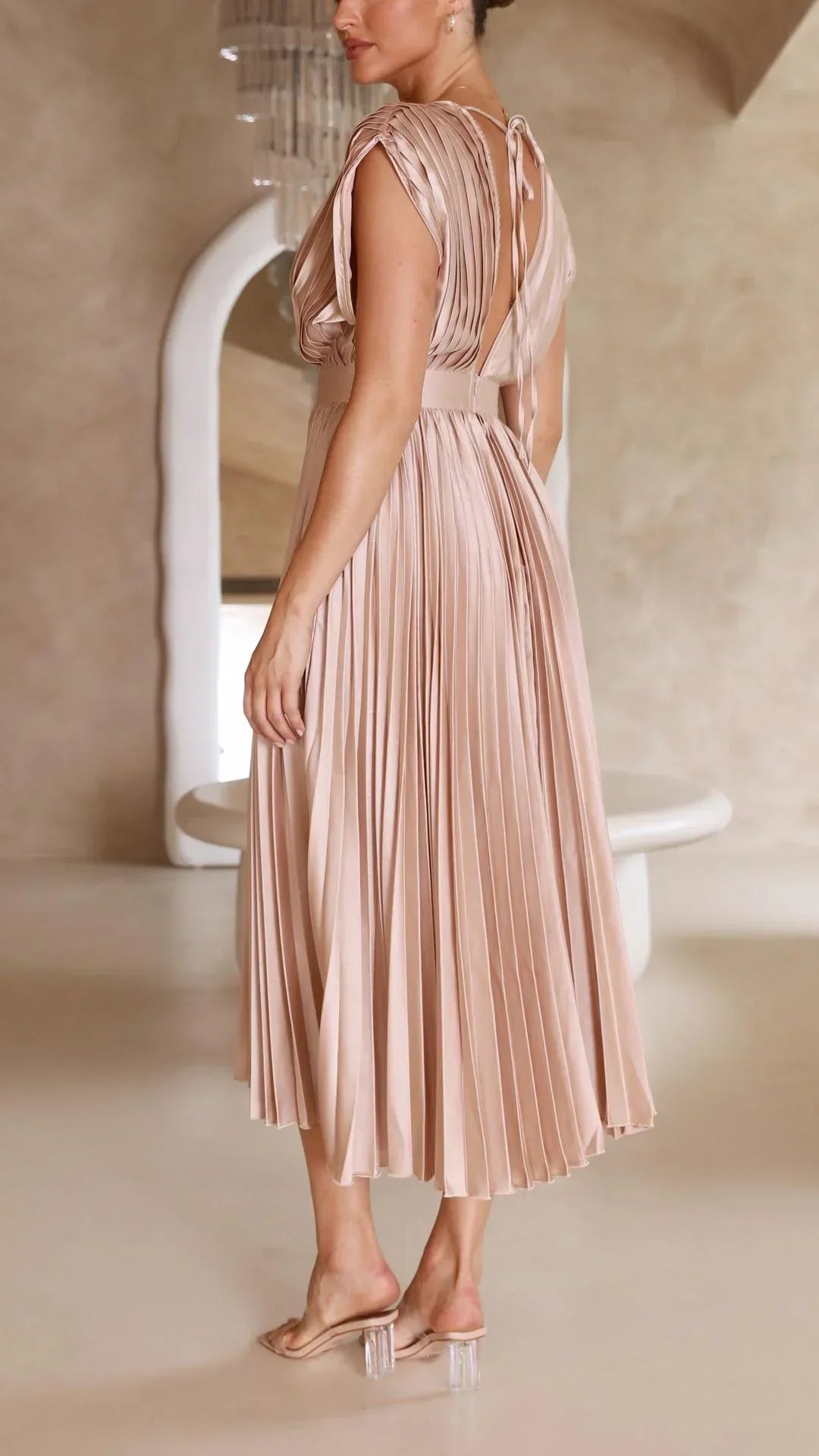 W&W Mode | Kleid mit V Ausschnitt und Rückenkrawatte