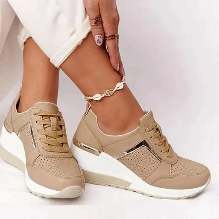W&W Mode | orthopädische, modisch ausgestellte Sneaker mit Glanz