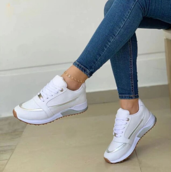 W&W Mode | Stilvolle schwarze Sneaker mit metallischen Akzenten für Damen
