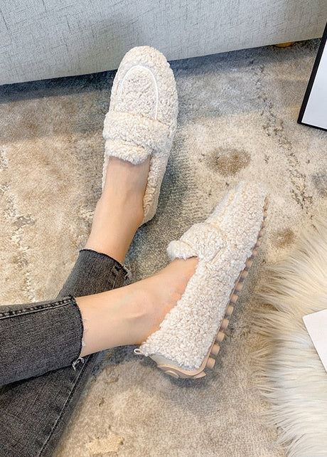 Weiße Plüsch-Pantoffel-Schuhe